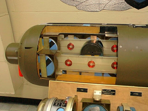 破案了，我知道发的伊朗人找到的敌机投下的小罐子是什么了……美国或者以色列在进行航