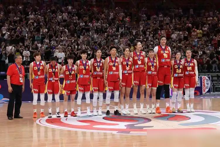 女篮这帮姑娘，颜值身材真能打。
 
别信啥现役12主力全单身，李梦早就和前领队张