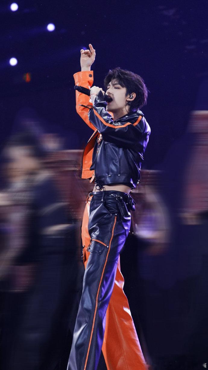 丁程鑫甜蜜暴击里演关晓彤弟弟 你好星期六 甜蜜暴击里丁程鑫居然是关晓彤弟弟，岁月