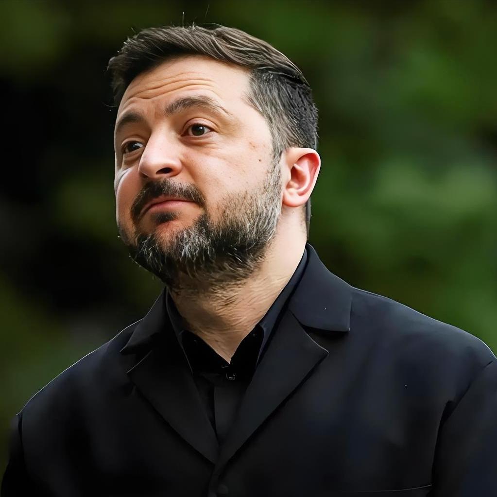 其实，欧洲挺讽刺的

英国首相斯塔默宣布辞职，收到的是乌克兰总统泽连斯基在个人社