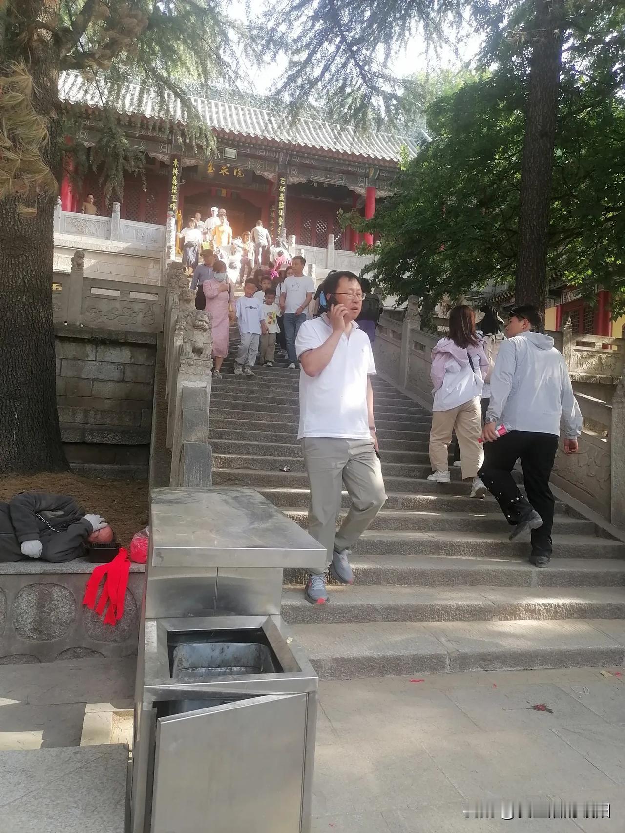 今天我去西安看病，回来时顺便到华山景区门口转了一下。离华山景区，我们不算远，坐火