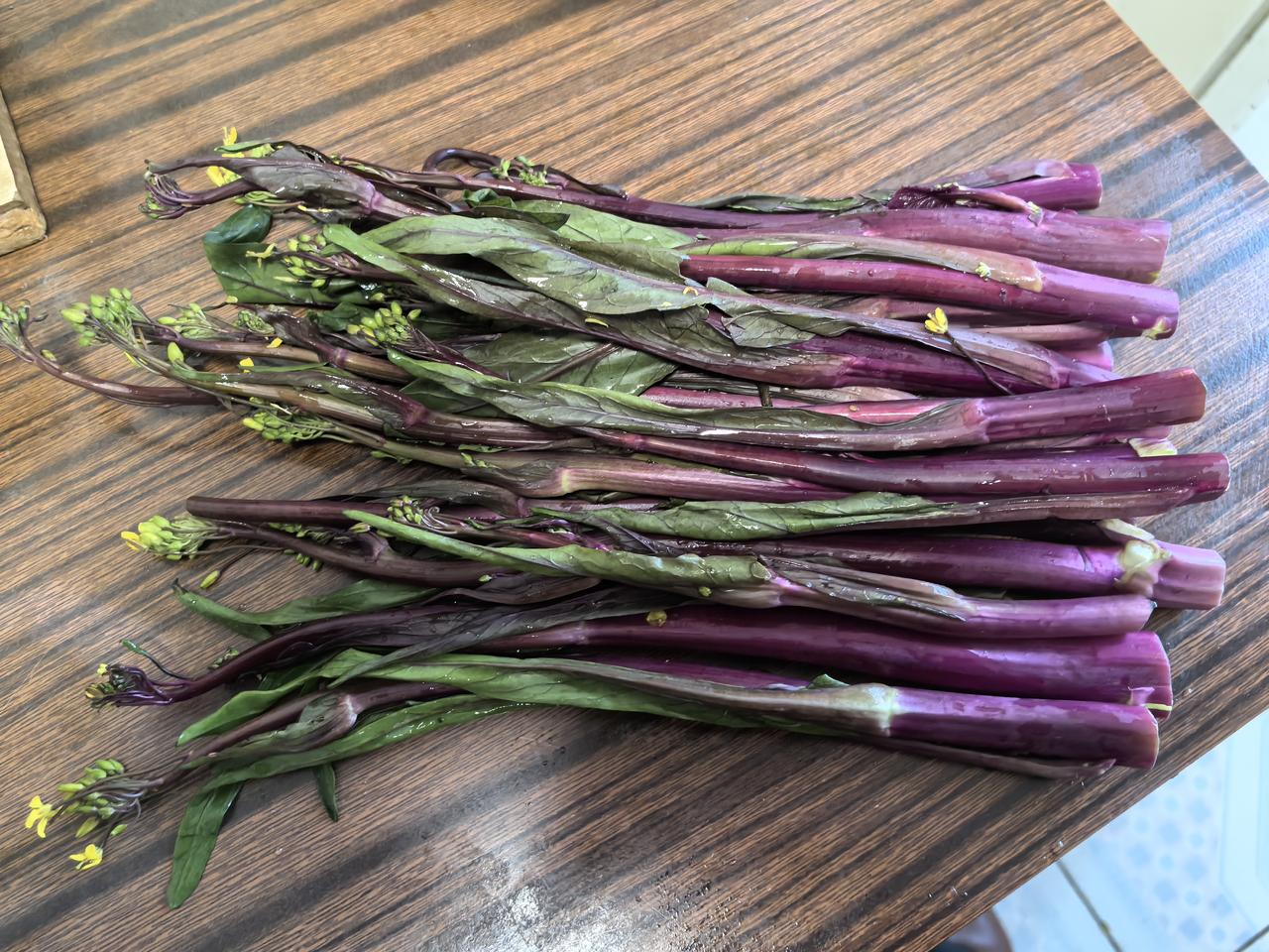 最爱吃的红菜苔

时下，最鲜美的蔬菜，莫过于红菜苔了吧它是我的最爱。

市场上买