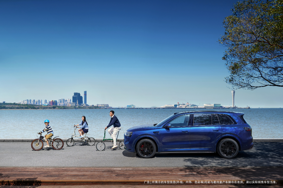 问界M8焕新版湛蓝这个颜色真的要看实车，阳光下是那种通透的蓝，但一旦进阴影就会变