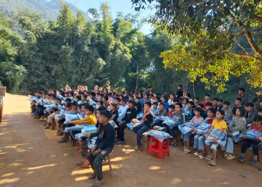 缅北果敢大山里的孩子们挺苦的！

已经是12月下旬，当地孩子们上学，还穿着拖鞋和