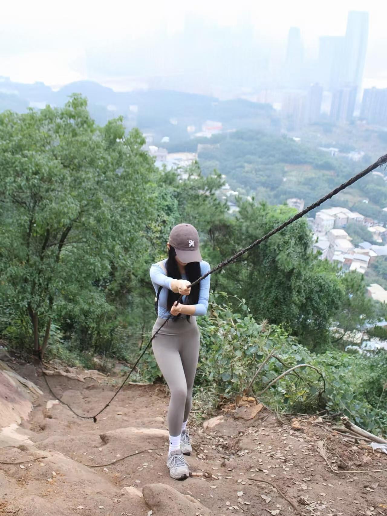 爬山穿瑜伽裤到底是舒服还是作秀？
今儿爬重庆这野山，！穿瑜伽裤是真得劲，爬野路不