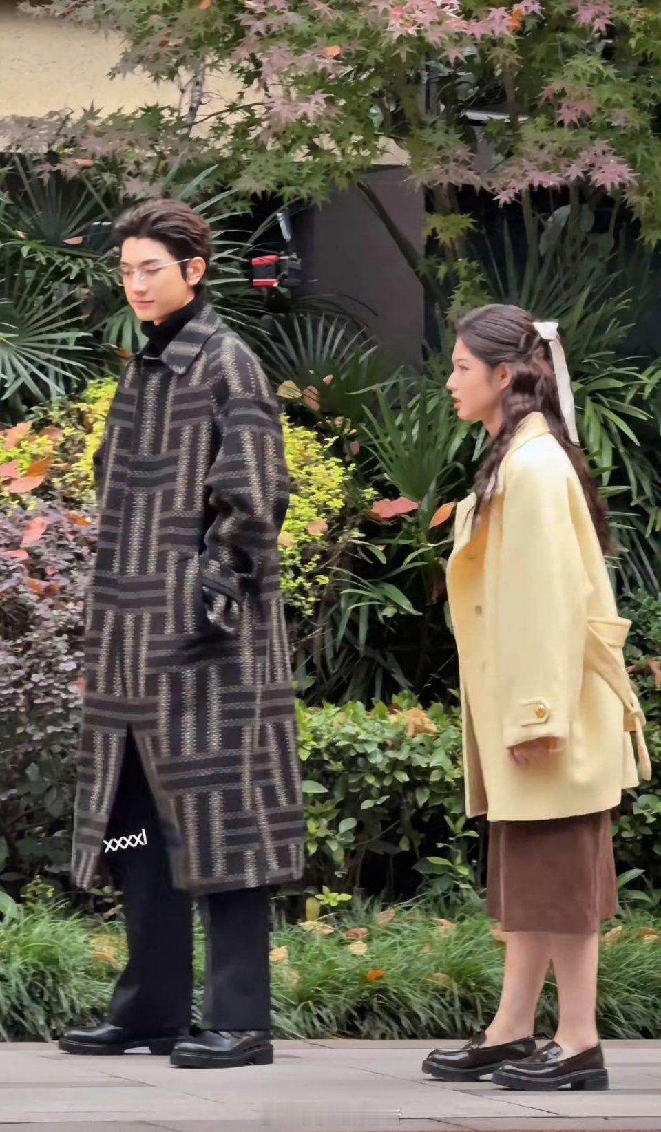 艾米这套有点像“当穿搭博主走进现实”，林一这个头是什么思想做出来的