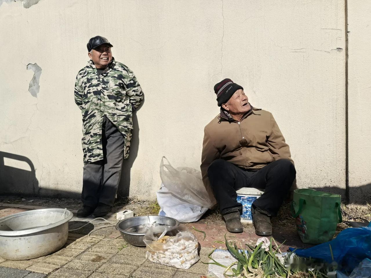 卖鱼的老汉和收废品的老汉在亚泰山语湖围墙根儿底下唠嗑呢。我买了三条大鲫鱼，总共花