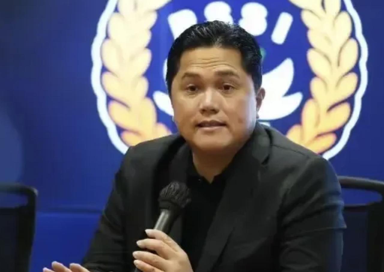 请球迷记住这张脸，请国足教他做人！

印尼足协的大佬托希尔，这回可是直接下了“战
