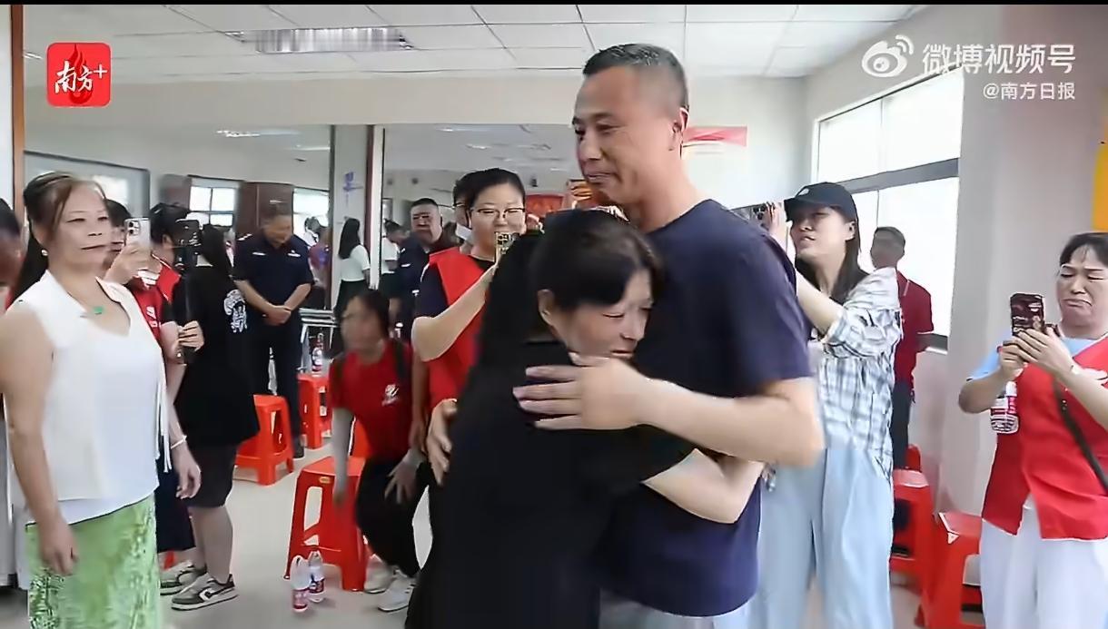 8月9号，东莞清溪。

一个女人看见对面走过来的男人，整个人开始发抖。

那是她