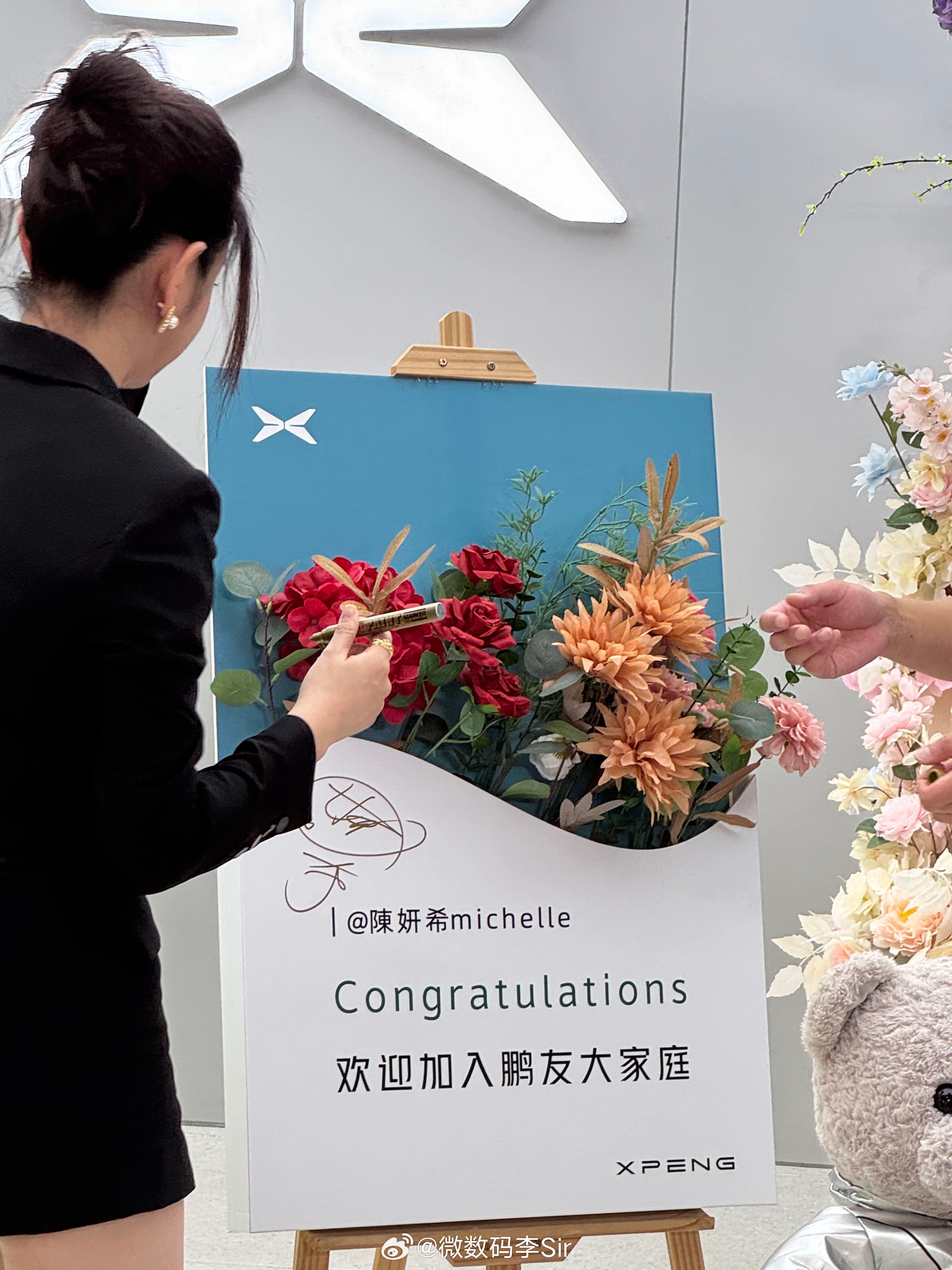 陈妍希上海提小鹏P7小鹏门店偶遇明星的几率真的太高了！今天陈妍希姐姐在上海顺利提