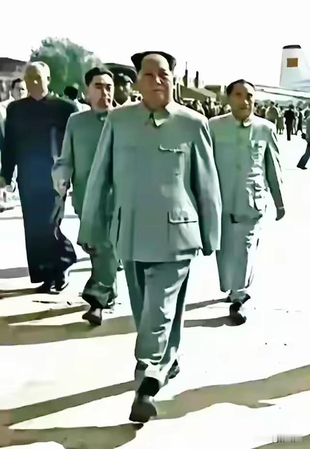 他以压倒一切的雄大气魄，令强敌闻风丧胆、不战自寒，尽显顶天立地的伟人风骨。