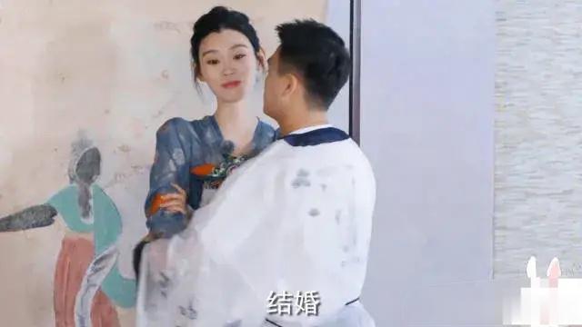 终于明白为什么奚梦瑶能入四太法眼了！在综艺《爱的休修学旅行》中，何猷君奚梦瑶提到