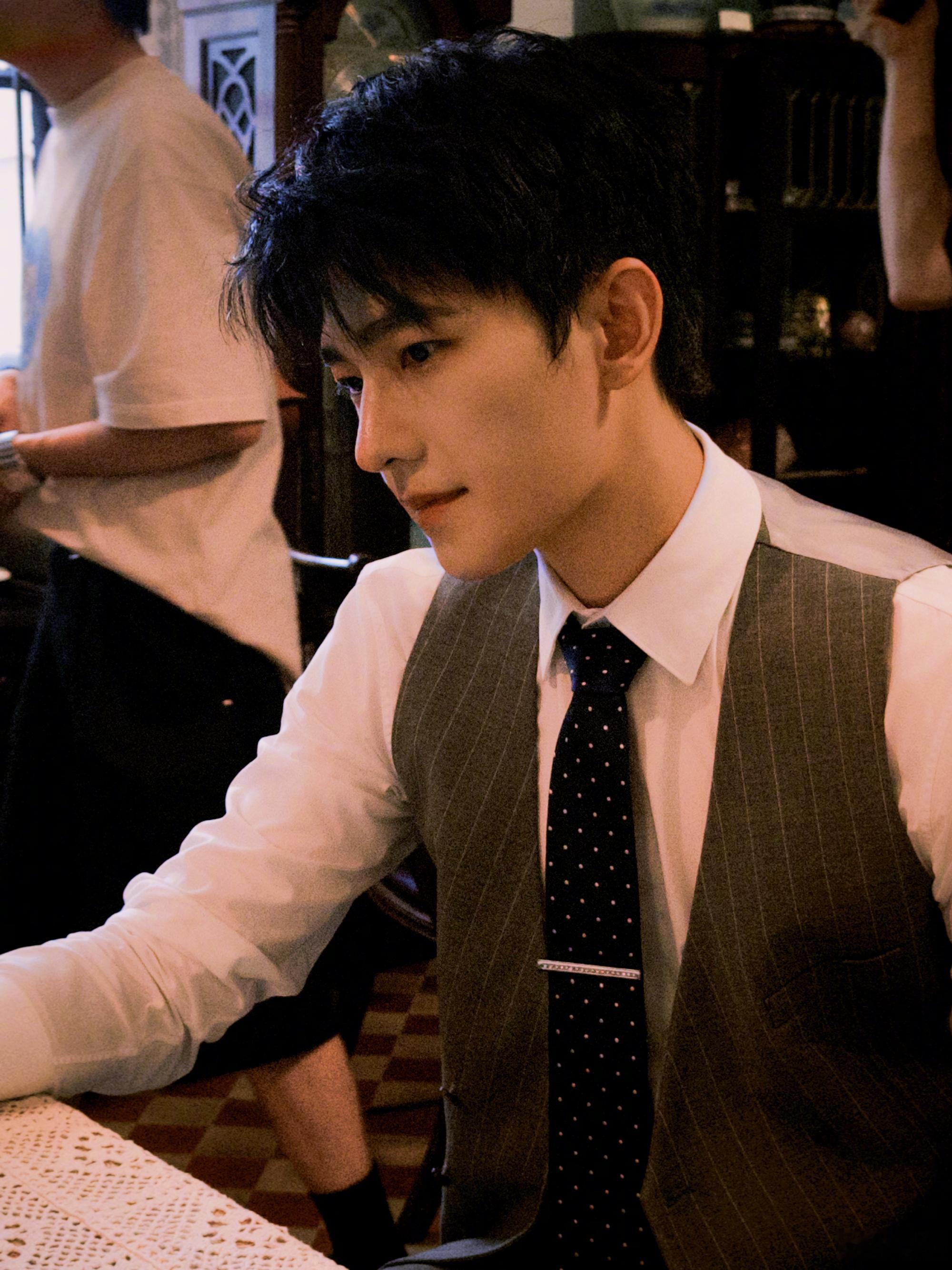 杨洋称骨折是一个意外杨洋说现在的任务就是专注角色 发文，称骨折是一个意外，正在恢