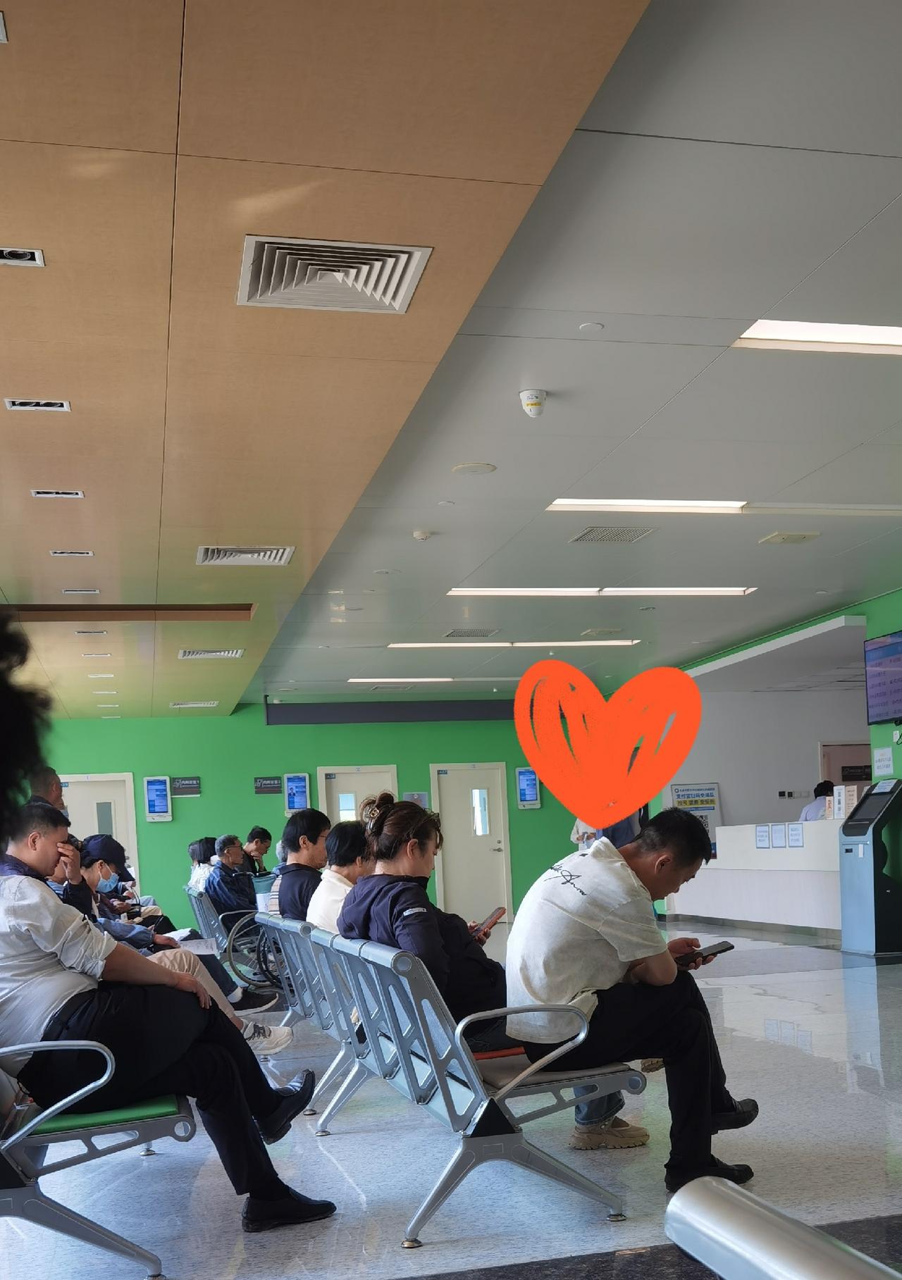到医院你会发现等待的人真多，等待中这个过程挺磨人的