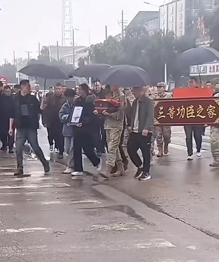 25岁海军陆战队英雄魂归故里！
谢丛欣，他也只不过是个20来岁的年轻人。
大家都