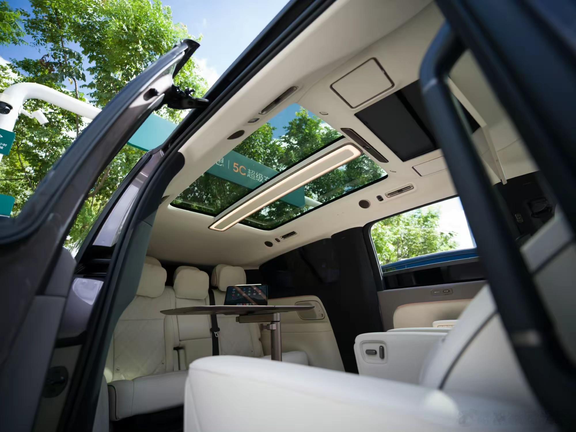 新一代理想MEGA正式登场，50.98万把纯电MPV，补齐后轮转向、线控转向、8
