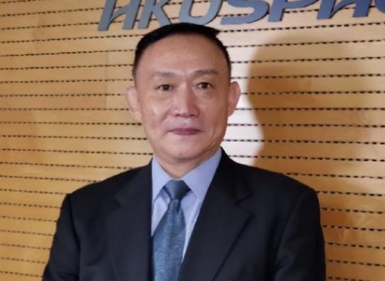 美国必然倒下且必须倒下！这是卢麒元最近发出的观点。
他说:无论我们的部分公知精英