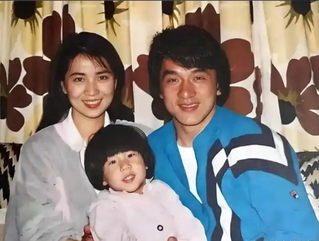 成龙什么美人没见过？可圈里一直传，他头一回撞见林凤娇，当场就看愣了——实在太美，