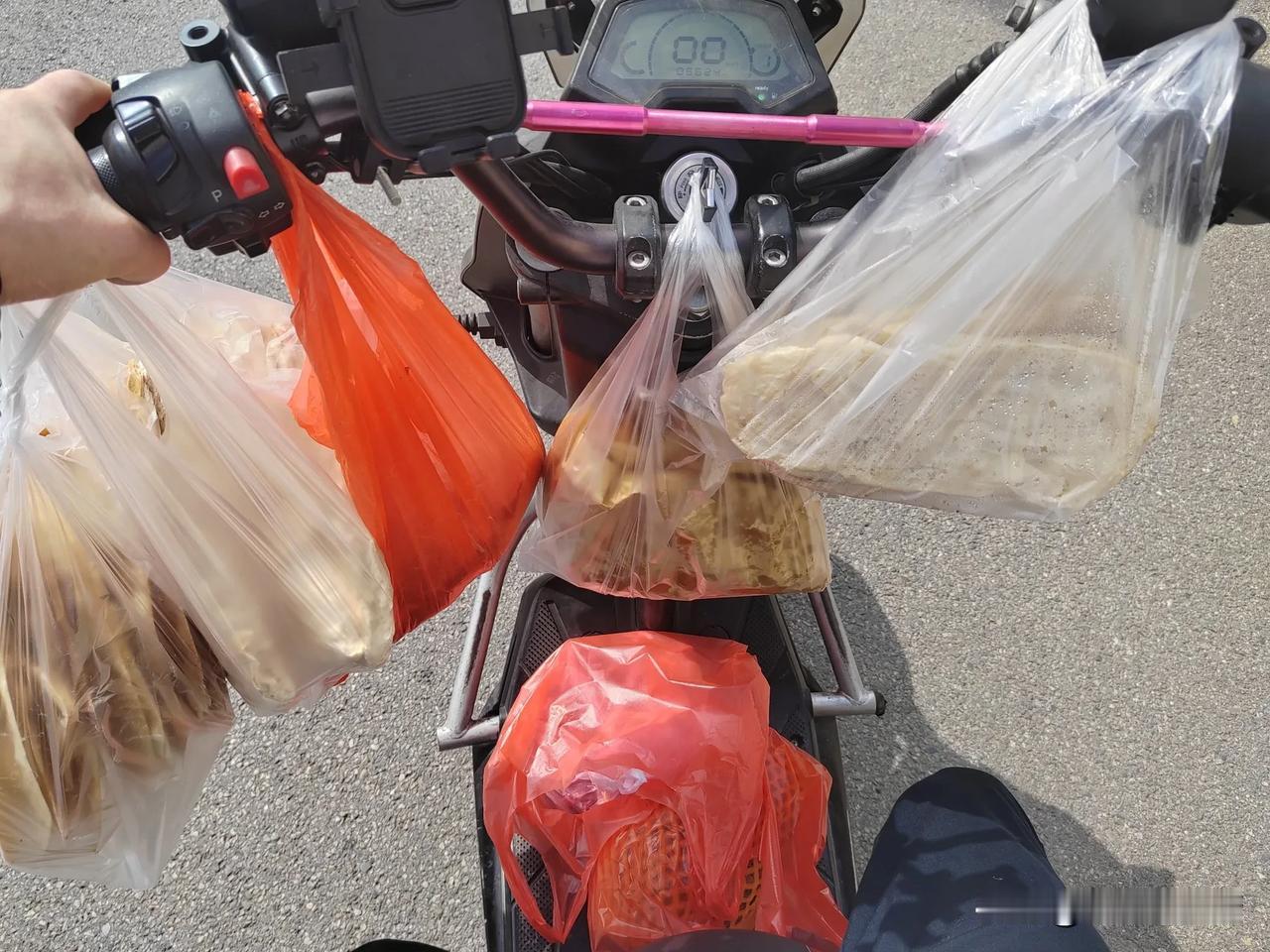 昨天晚上睡得很好，今早一直不想起床，老婆刚六点多就起床了，到小区门口给我买的猪肉