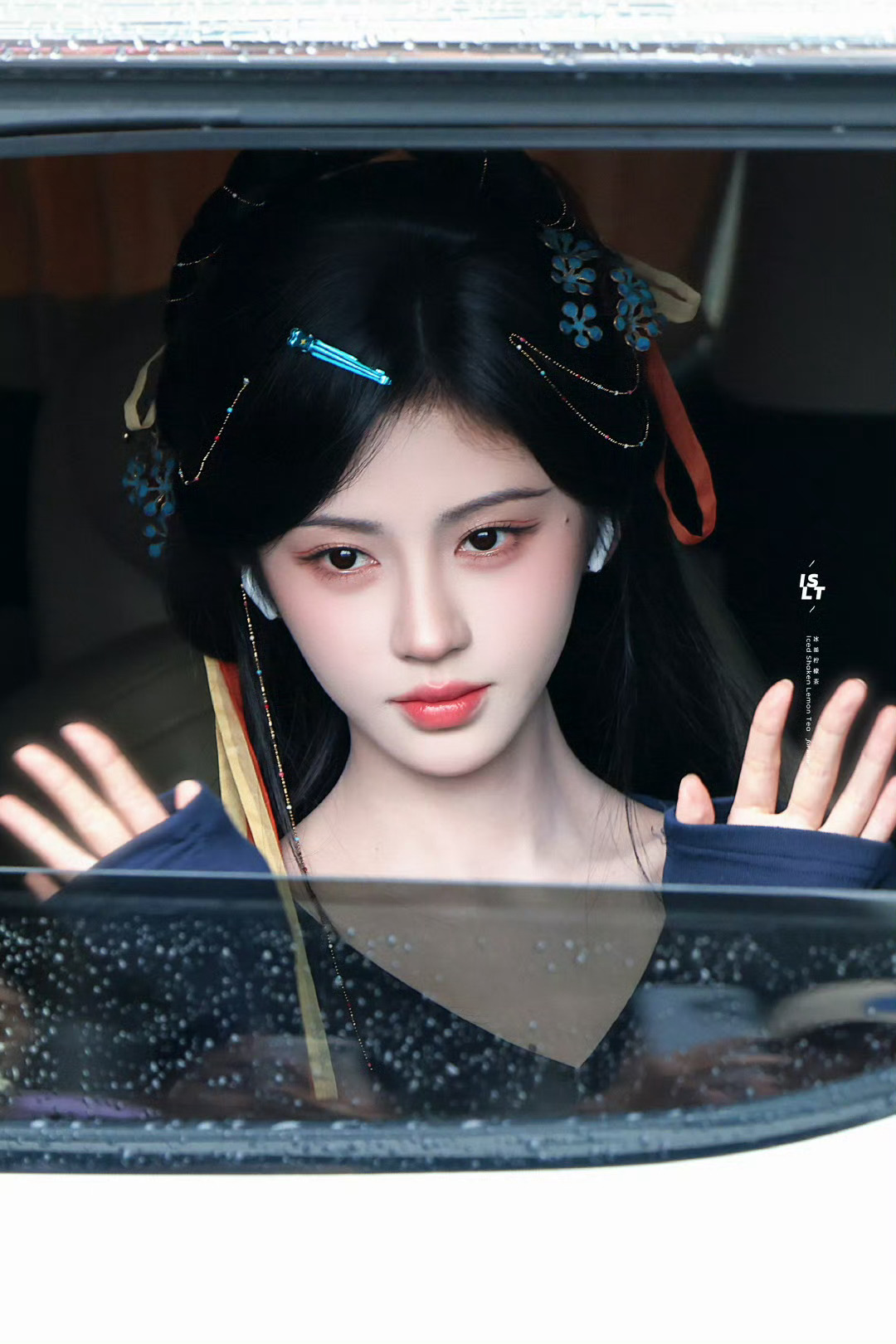 jjy鞠婧祎来战 jjy鞠婧祎阿黛 “玫瑰之所以是玫瑰，是风与光的眷顾，更是视线