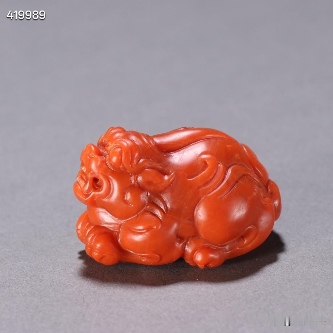 清代 南红貔貅雕件。
规格：高3cm 宽4.9cm