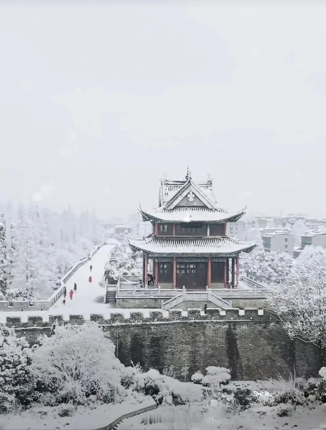 大雪中的襄阳古城:银装素裹，分外妖娆。