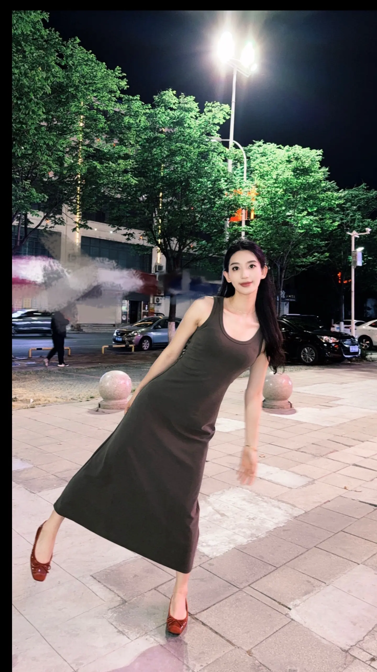 我越平静 我的心就碎的有多彻底 我在最难过的时候一定会装做若无其事.