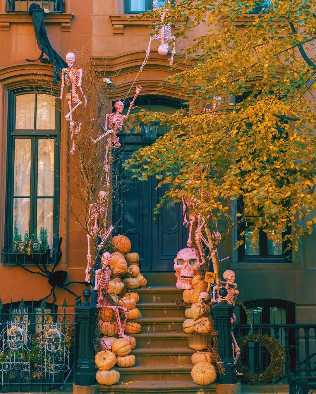 万圣节🎃，纽约曼哈顿上东区居民家门口🎃💰的装饰👻🏚️👹👺😼！ ​