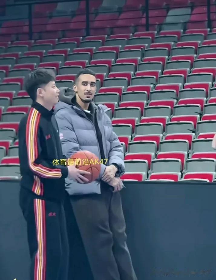 最新消息奎因将缺席明晚的元旦京粤大战！广东宏远已经抵达北京并完成了首次踩场训练，