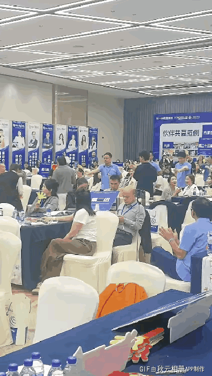 这架势，这派头，真以为自己是什么了不起的人物呢！只可惜，两边坐着的人都没有几个抬