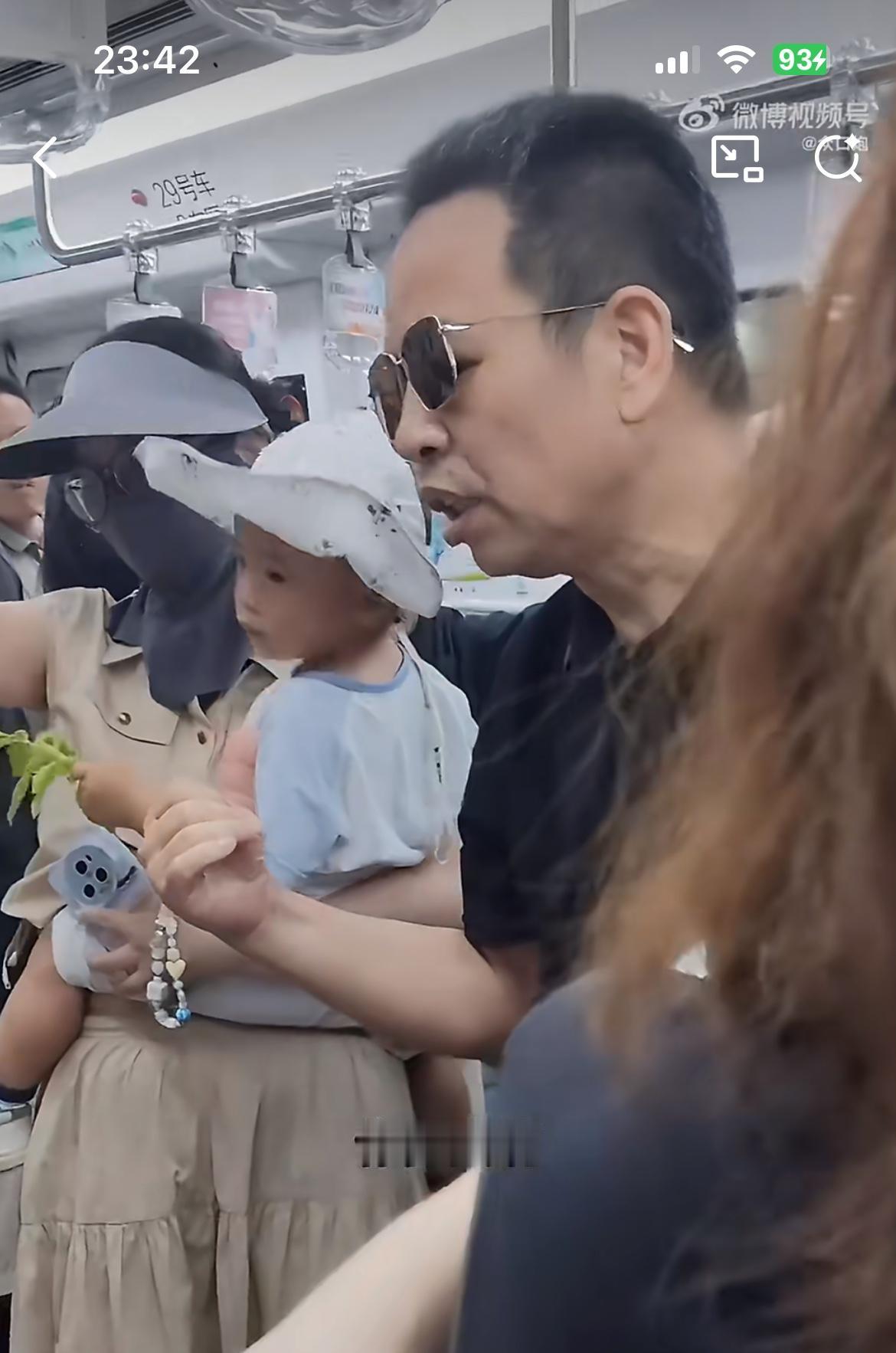 地铁上妈妈抱着孩子无人让座，旁边的大叔看不过去，要求他对面的 16 岁小女孩让座