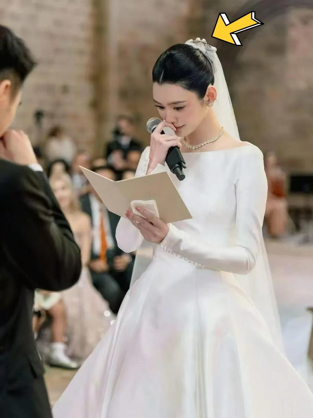 奚梦瑶头纱珍珠发卡也是四太的奚梦瑶婚礼上头纱配的珍珠发卡，是婆婆四太珍藏多年的古