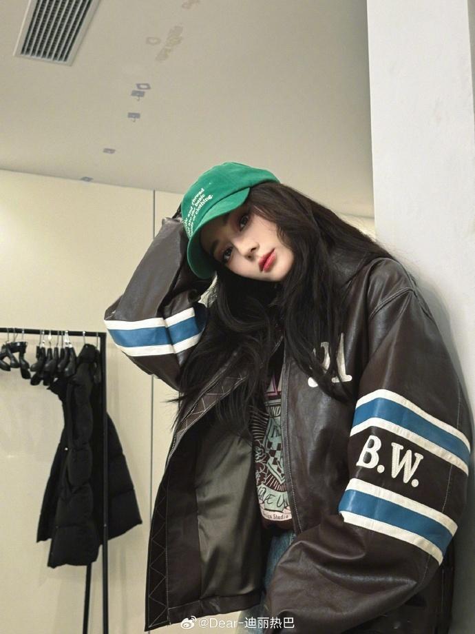 #迪丽热巴外套叠穿look# ​#迪丽热巴入冬穿搭look#迪丽热巴的外套叠穿，