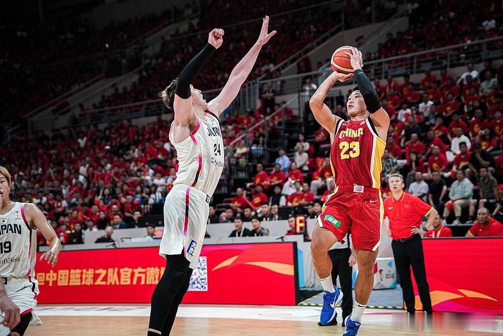 中国男篮vs日本男篮：上半场退防转换糟糕，让日本队半场轻松拿下50分。多名媒体人