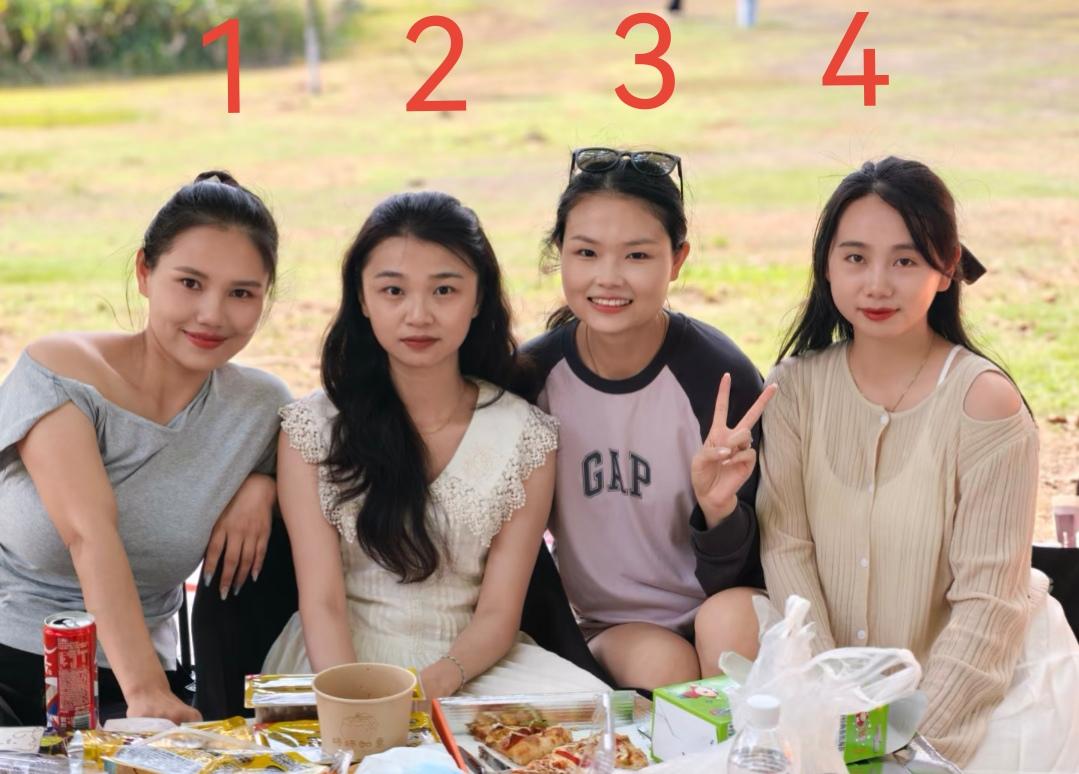 来玩个小游戏！四位姐妹野餐合影，四个人里面只有一个还没有生小孩。
单凭这张照片，