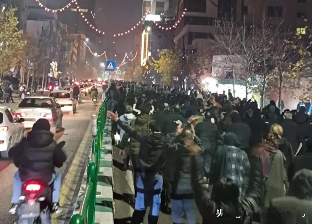 特朗普表示，已经做好准备对伊朗实施非常强大的打击！哈梅内伊表示，特朗普也将会被推