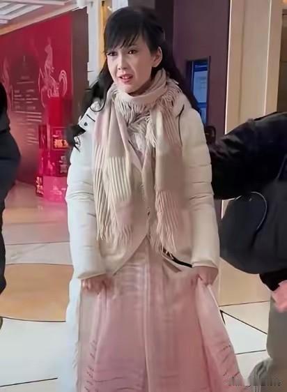 女明星里
我最想不通的就是周慧敏了。
你说她都快60岁了，难道没人告诉她，这个年