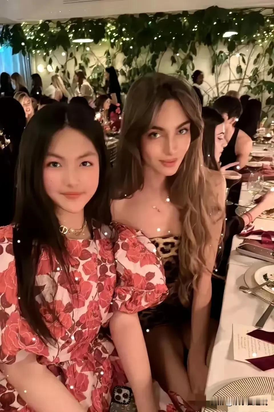 照片中这个女孩现在接受的是欧州的贵族教育，混的是欧美的圈子，好像慢慢融入了当地的