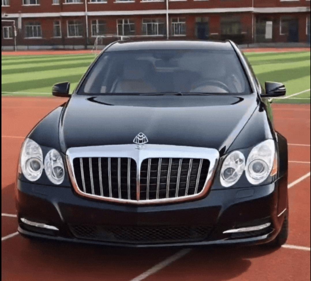 开02年迈巴赫回母校：青春最嚣张的“返校礼”红砖楼、塑胶场、篮球架——十七岁撒野