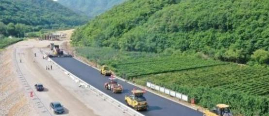 为什么高速公路不用水泥，而用沥青？一位60岁的包工头表示，80%的人不知道，一吨