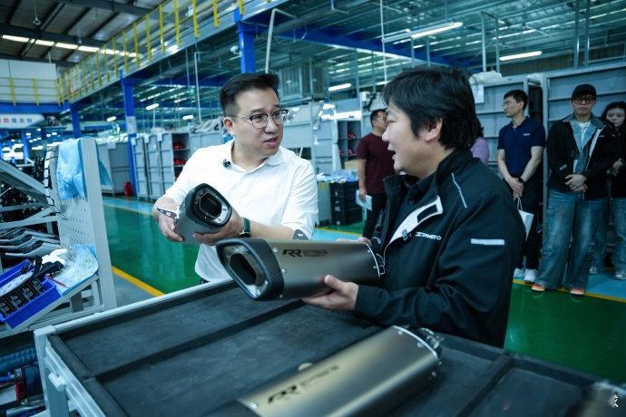 发博谈及张雪：（张雪）像极了三十年前那个喊出“造老百姓买得起的好车”的李书福，一