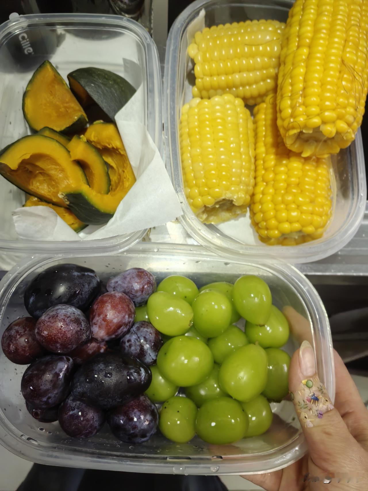 汽车里的早餐。
   这是今早我五点五十分就爬起来，给闺女和老公备好了早饭。所有