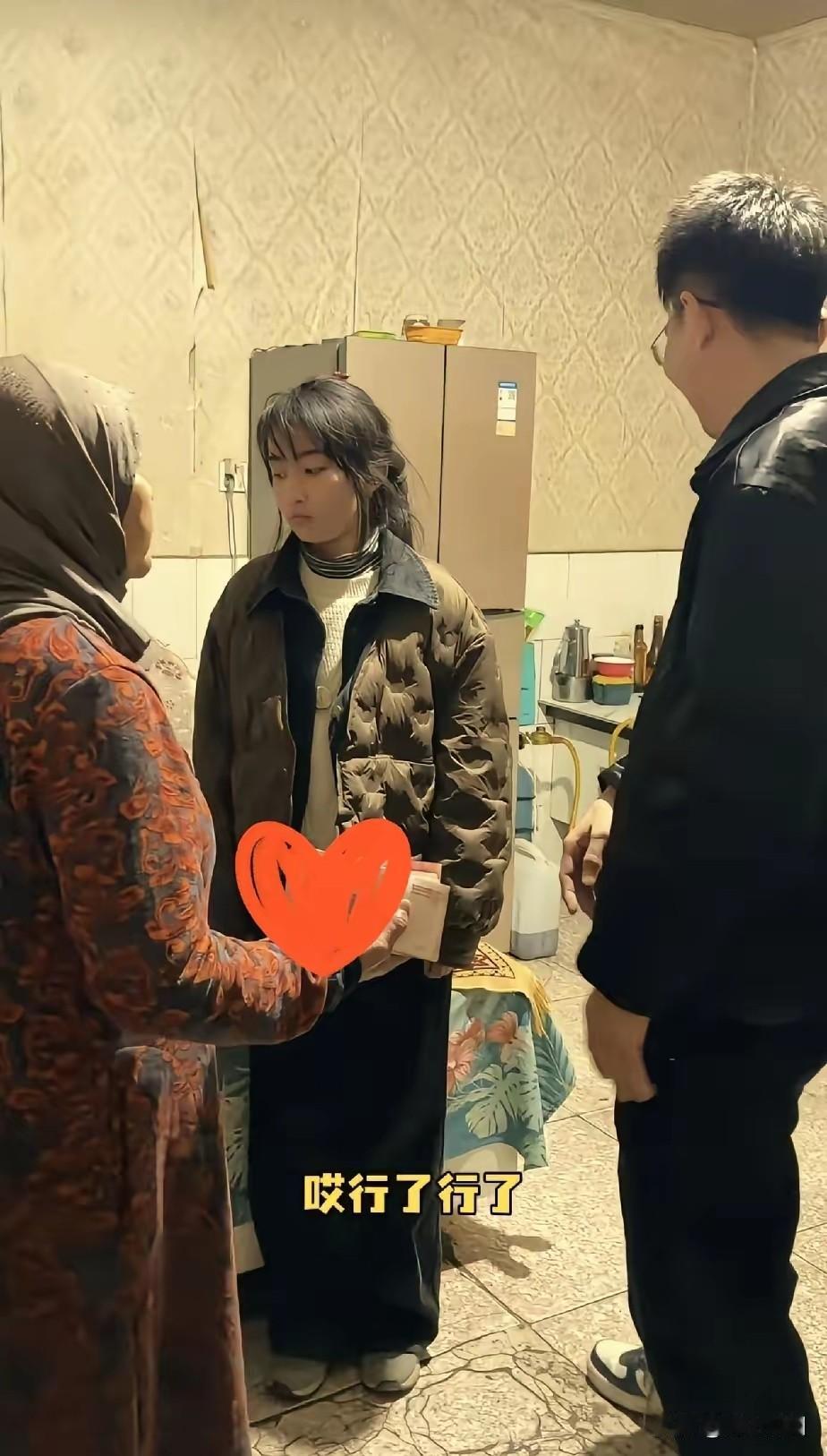 “一猛子”老板这5万现金送得真猛，但比钱更猛的是李佳婷那丫头掉冰窟窿里还死攥着管