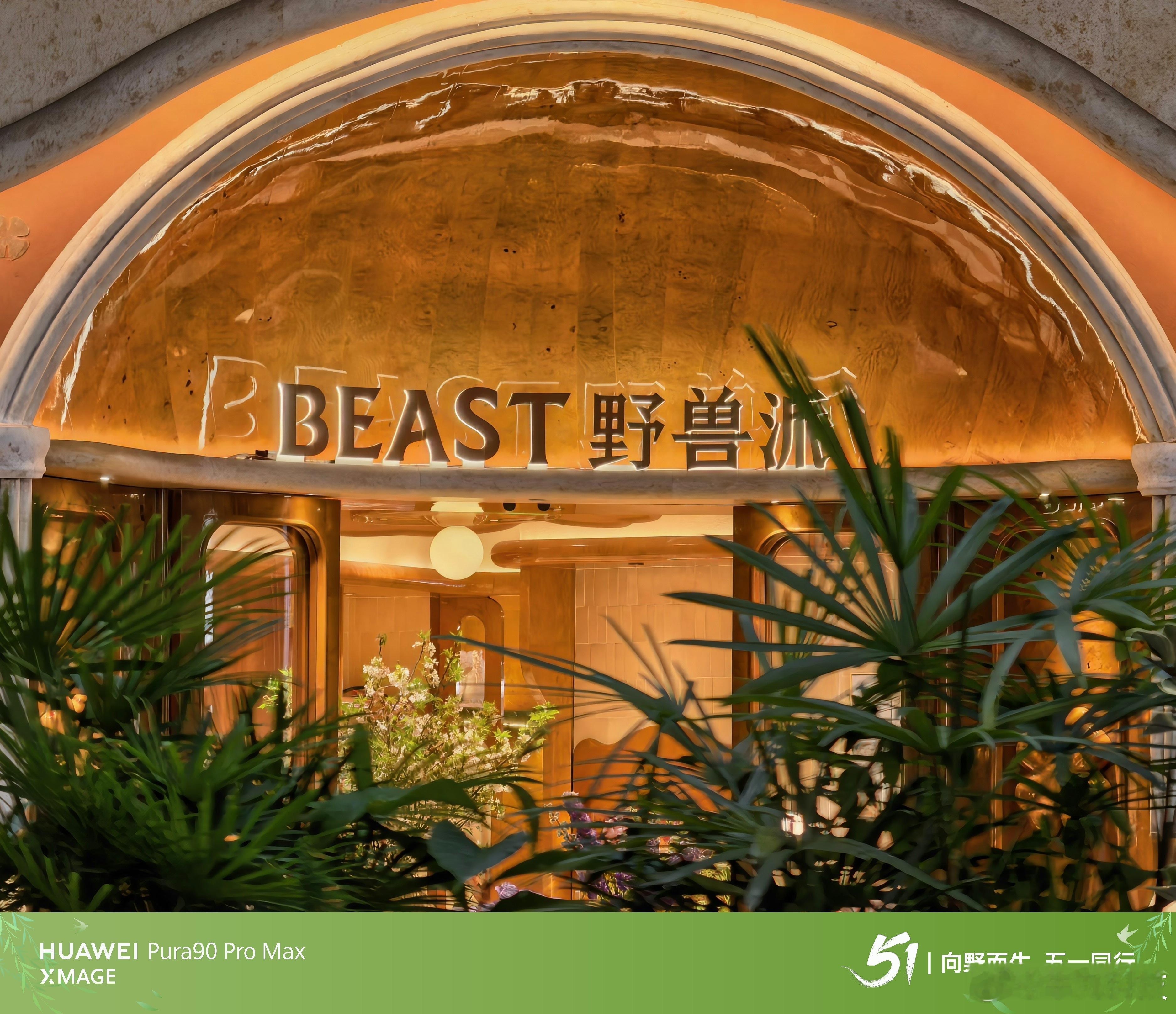 早安，朋友们！勤劳的牛马已经到机场了！🥱顺便给你们看看我的新手机和新水印！牛丸