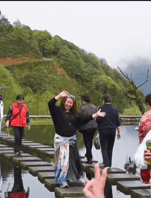 女人外出旅游，还是尽量少披散着头发和穿太长的衣服，安全永远第一。
#旅行的着装#