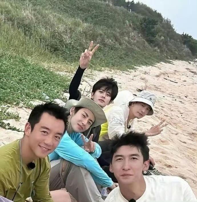 现在全素颜的综艺应该已经很难看到了吧！这综艺也太牛了，居然能说服嘉宾全素颜[泪奔