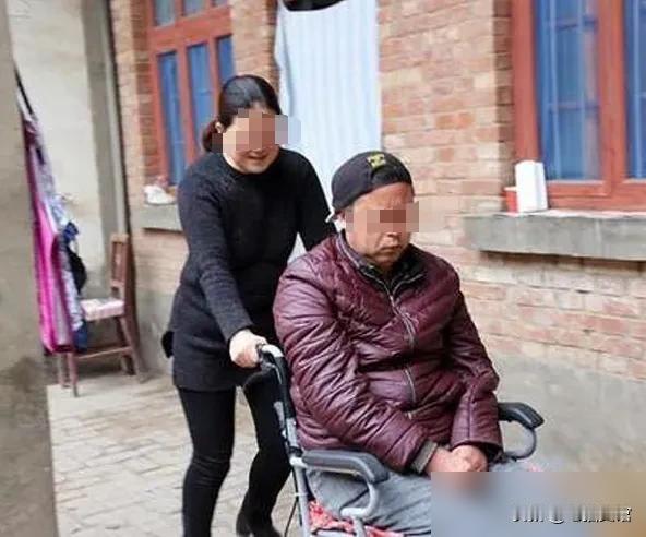 辽宁锦州，90岁老人去世，养女两天后回家，本欲感激保姆，岂料得知保姆竟比老人小3