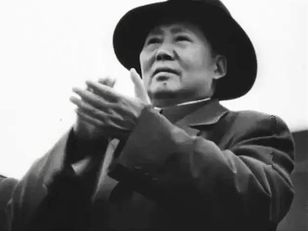 🙏请停留几秒，为伟人点个赞送朵花💐
《毛主席的戴帽风采》
在那岁月悠悠的长河