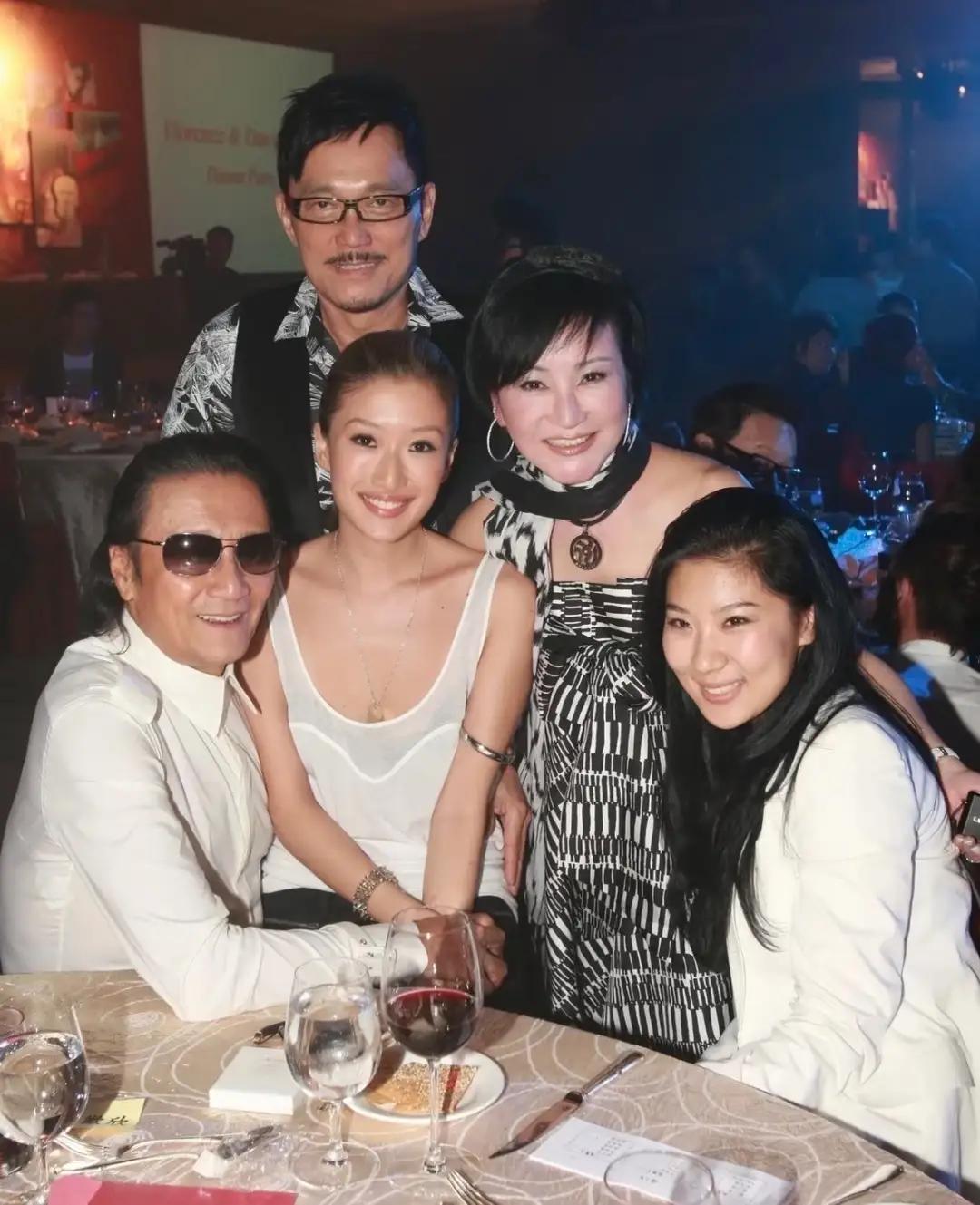 这是当年谢贤带着女友COCO，和前妻狄波拉，还有女儿谢婷婷一起聚餐的合照。从他们