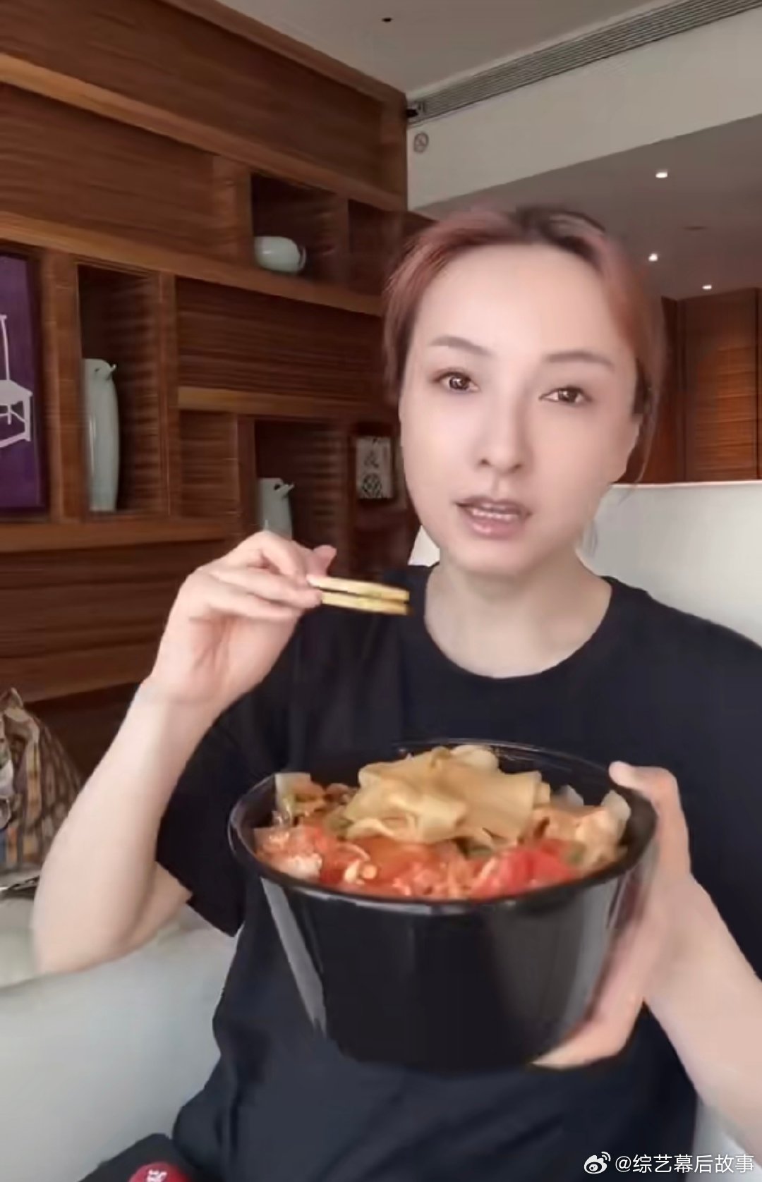 吴昕体重直逼100斤 吴昕聊体重也太可爱了！说常吃好吃的面让体重直逼 100 斤